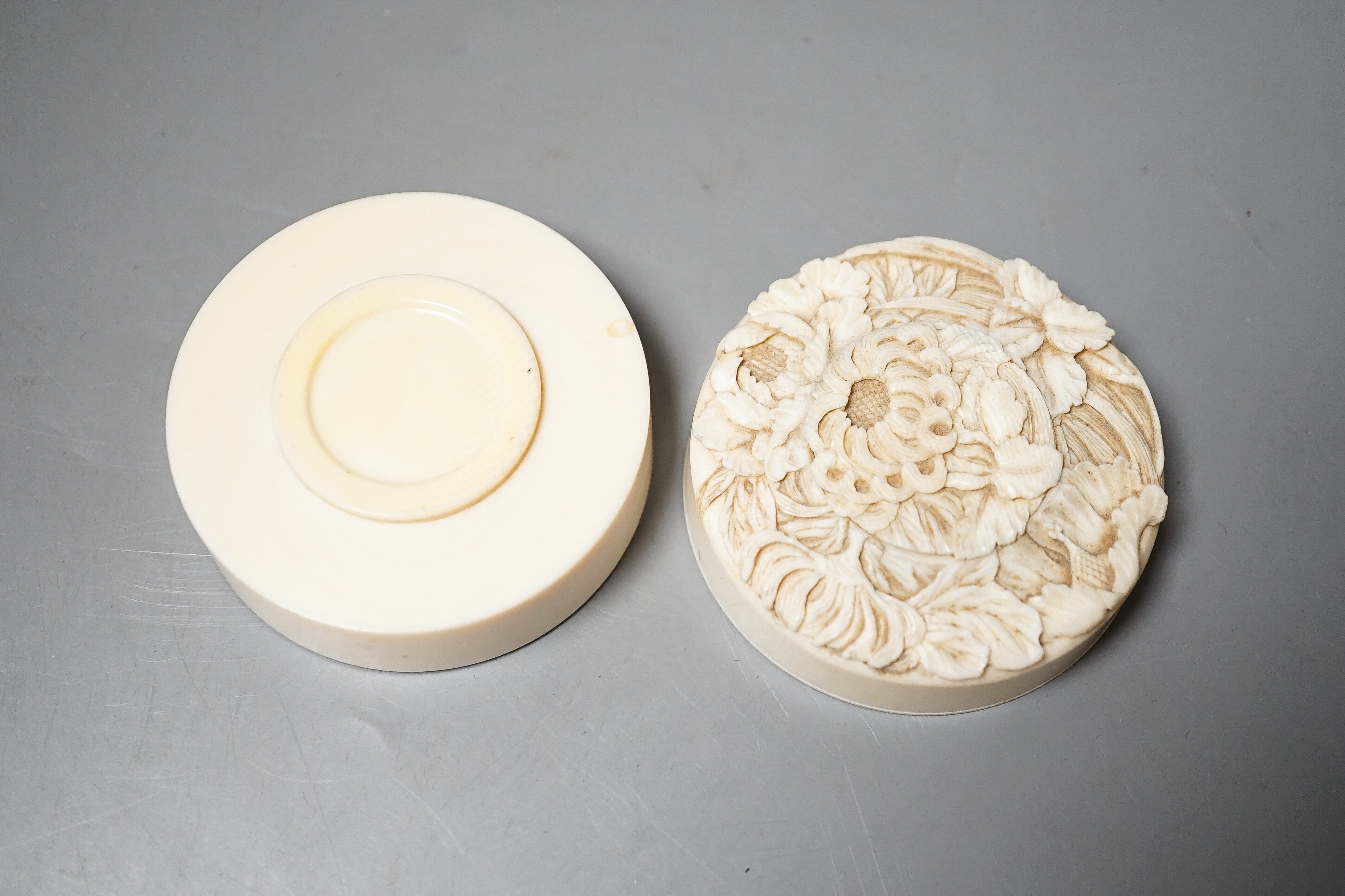 A Meiji period Japanese carved ivory lidded box 6.5cm diameter